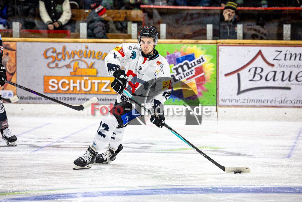 Peißenberg MINERS gegen HC Landsberg RIVER KINGS | Eishockey Bayernliga 2025/26 Vorrunde 4. Spieltag, Peißenberg MINERS gegen HC Landsberg RIVER KINGS, 20251024,Lorenzo VALENTI (RIVERKINGS 12) in Aktion,2025-10-24 in Peißenberg (flatbuy Arena Peißenberg), Lorenzo VALENTI (RIVERKINGS 12)Copyright: WolfgangxLindner www.foto-lindner.de