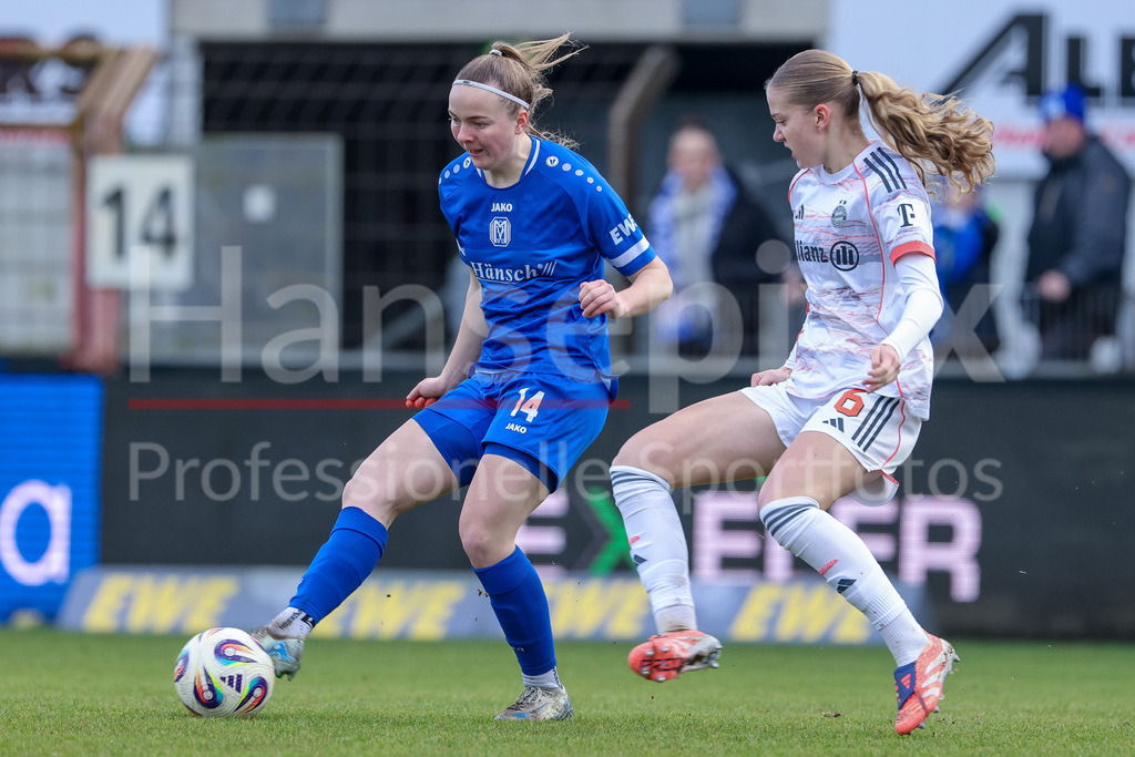 Fussball, 2. Frauen-Bundesliga, SV Meppen - FC Bayern München II | v.li.: Bente Bode (SV Meppen, 14) und Marie Gmeineder (FC Bayern München II, 6) im Zweikampf, Duell, Dynamik, Aktion, Action, Spielszene, DIE DFB-RICHTLINIEN UNTERSAGEN JEGLICHE NUTZUNG VON FOTOS ALS SEQUENZBILDER UND/ODER VIDEOÄHNLICHE FOTOSTRECKEN. DFB REGULATIONS PROHIBIT ANY USE OF PHOTOGRAPHS AS IMAGE SEQUENCES AND/OR QUASI-VIDEO.