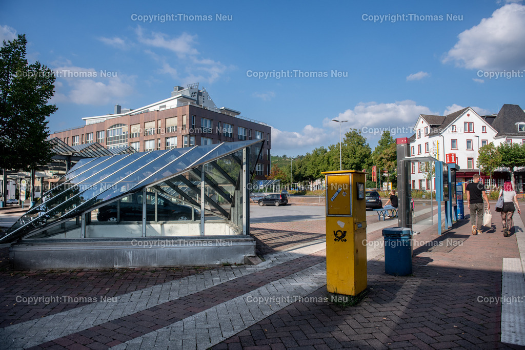 DSC_6537 | Der Bahnhof Bensheim ist ein wichtiger Verkehrsknotenpunkt an der Hessischen Bergstraße. Die Bilder zeigen Gleisanlagen, Bahnsteige, Züge und die Architektur des Bahnhofs im Wandel der Zeit. Fotografien aus dem Alltag des Bahnverkehrs und dem Stadtbild von Bensheim.