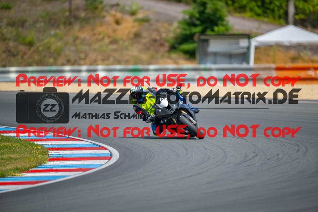 MaZZes-Fotomatrix-20260801-460662 | WEISS