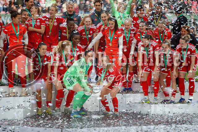 14.05.2026, GER, Fussball, Frauen, DFB-Pokal, Finale, Saison 2025/2026, VfL Wolfsburg - FC Bayern München | Maria Luisa Grohs (Bayern) und Gerogia Stanway (Bayern) halten den DFB Pokal