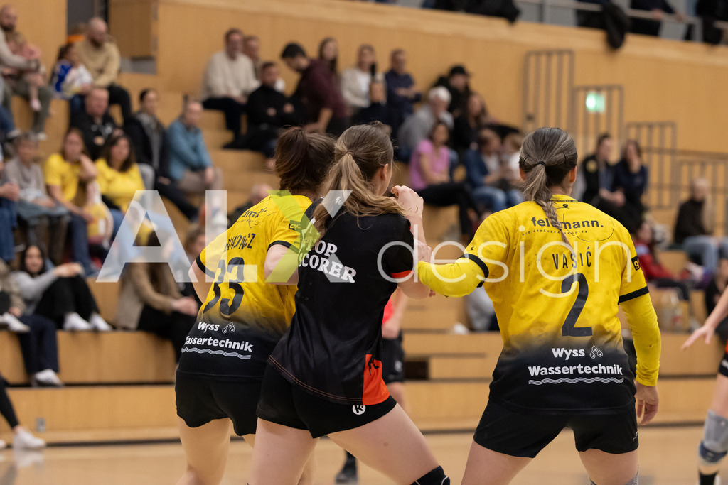 Handball I Frauen I Saison 2025-2026 I Handball Swiss Premium League 1 | Women I Round 5 I  Yellow Winterthur - GC Amicitia Zürich I 15.03.2026 | 33 Aleksandra Abramowicz (PL) (Yellow Winterthur) – Kreis  //  2 Mina Vasic (RS) (Yellow Winterthur) – Rückraum links  //  5 Leonie Aellen (CH) (GC Amicitia Zürich) – Kreisläuferin - Realisiert mit Pictrs.com