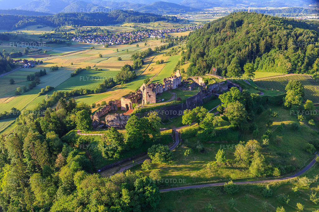 Luftbild: Festungsruine Hochburg bei Emmendingen aus Westen im Ortsteil Windenreute in Emmendingen im Bundesland Baden-Württemberg in Deutschland. Foto: IMG_147569.jpg vom 30.05.2025 durch Werner Riehm/FLY-FOTO.deHochburg bei Emmendingen