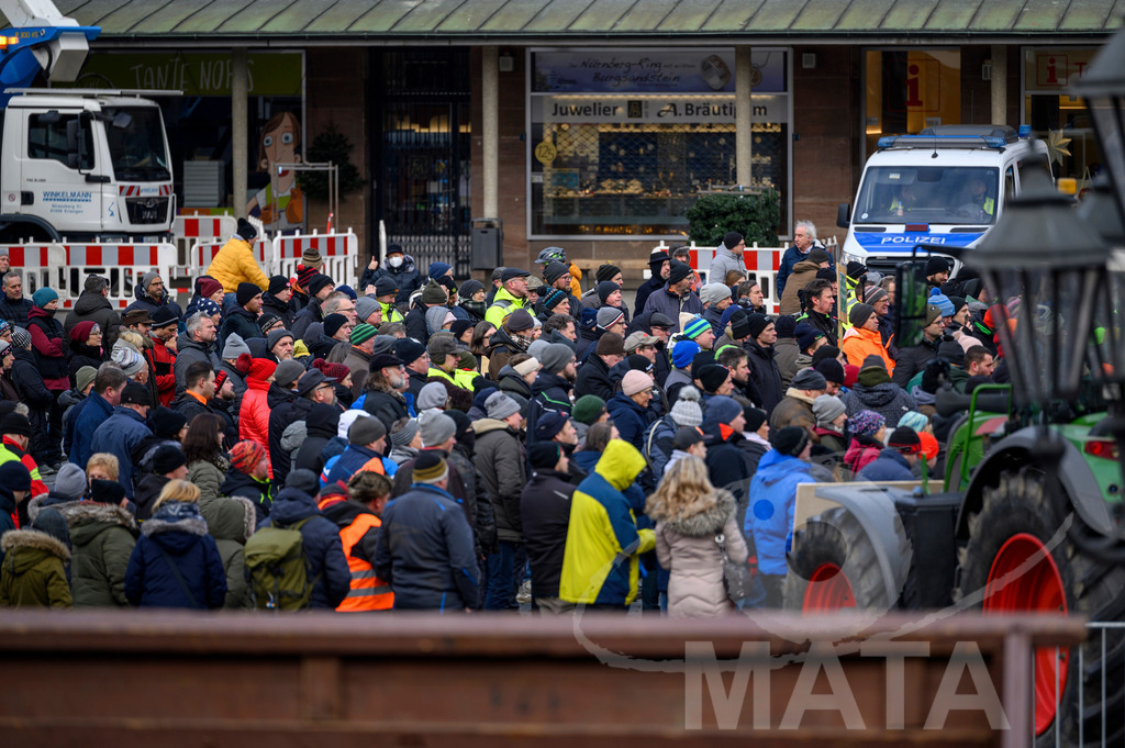 _DWA4585 | Bauerndemo gegen Agrarpolitik der Bundesregierung  auf dem Straße Obstmarkt und Hauptmarkt . Nürnberg, 08.01.2024 - Realisiert mit Pictrs.com