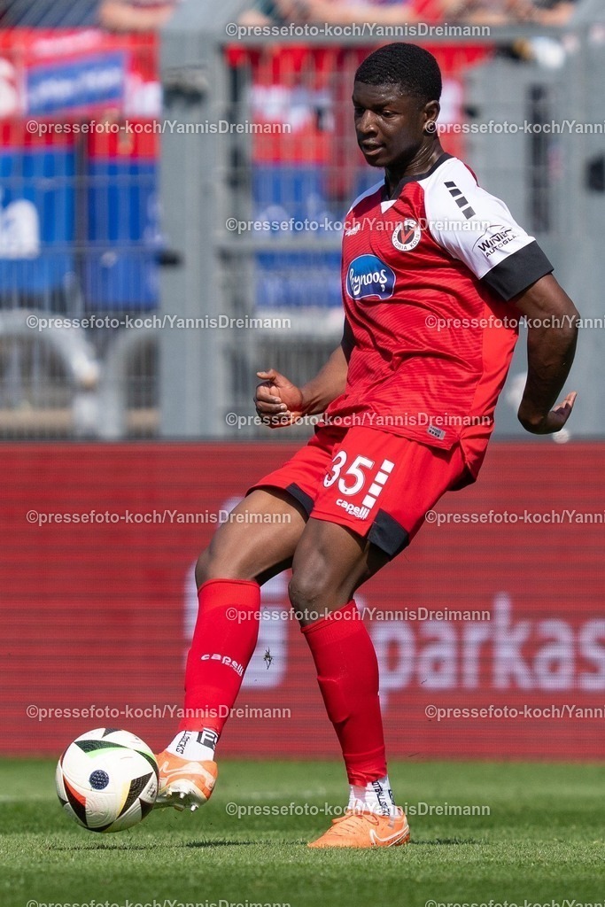 xydr05042501057 | 05.04.2025, xydrx, Fußball, Viktoria Köln - SpVgg Unterhaching , 3.Liga, Sportpark Höhenberg, Saison 2024 2025: Zoumana Keita (Viktoria Köln #35) DFB regulations prohibit any use of photographs as image sequences and or quasi-video.