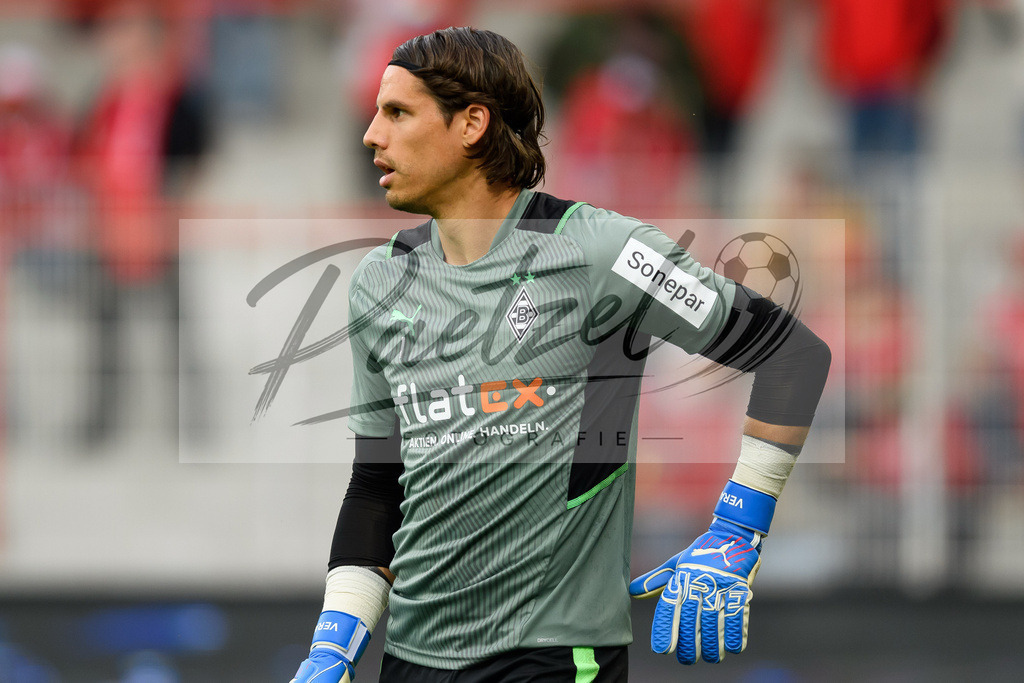 FCUBMG20210829_083 | Fussball, Herren: Torwart Yann Sommer (Borussia Moenchengladbach) schaut beim Spiel der 1. Bundesliga zwischen 1. FC Union Berlin und Borussia Moenchengladbach im Stadion An der Alten Foersterei am 29.08.2021 in Berlin, Deutschland. - Realisiert mit Pictrs.com