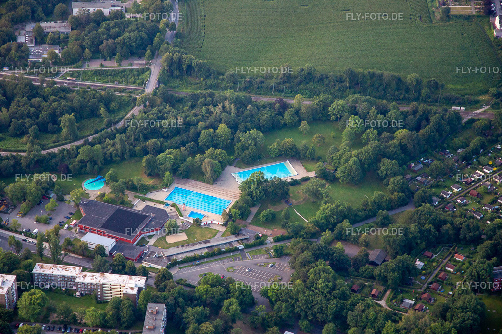 Bad und Sport Oststadt | Luftbild: Bad und Sport Oststadt im Ortsteil Freisenbruch in Essen im Bundesland Nordrhein-Westfalen in Deutschland. Foto: IMG_008365.jpg vom 19.07.2020 durch Werner Riehm/FLY-FOTO.de - Realisiert mit Pictrs.com