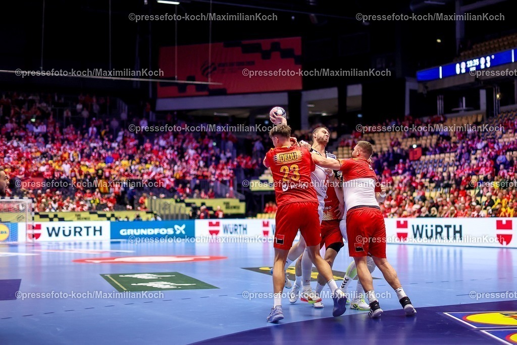 EHF20012601028 | 20.01.2026, Handball, Men's EHF EURO 2026, Nordmazedonien - Rumänien, Jyske Bank Boxen in Herning, Dänemark, Preliminary Round:  Calin Dedu (Romania #23) und  Liviu Emil Caba (Romania #21) verteidigen am Kreis gegen  Filip Kuzmanovski (North Macedonia #18) 