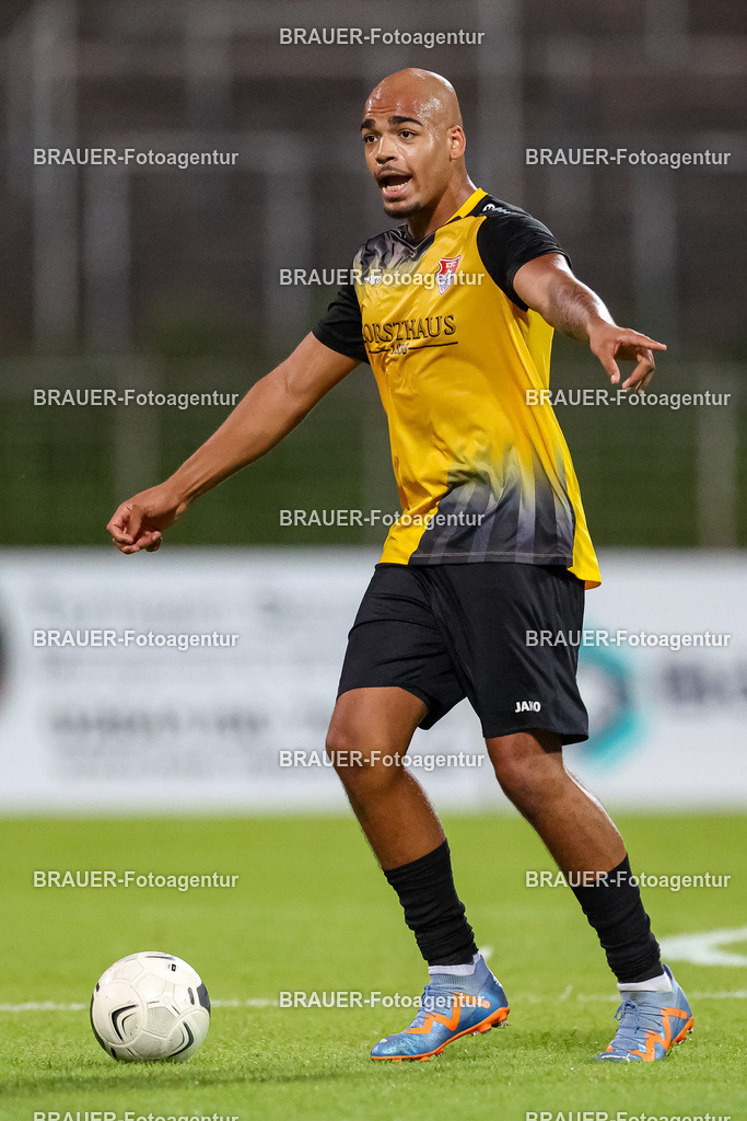 SB_KFCBAU_20250815_5240.JPG -  - KFC Uerdingen - SF Baumberg - Oberliga Niederrhein | Krefeld, Deutschland, 15.08.25: Anthony Oscasindas (KFC Uerdingen) in Aktion, am Ball, Einzelaktion während des Oberliga Niederrhein Spiels zwischen KFC Uerdingen - SF Baumberg in der Grotenburg Stadion am 15. August 2025 in Krefeld, Deutschland. (Foto von Stefan Brauer/Brauer-Fotoagentur)