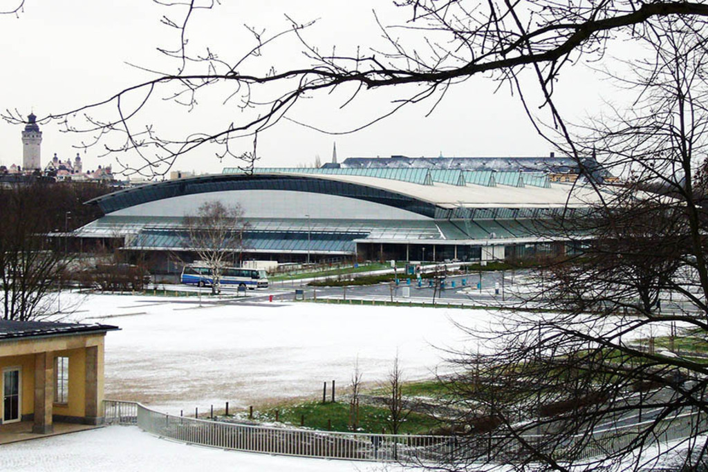 Foto: Leipzig - Arena Leipzig | Das Team hinter BILDLEXIKON LEIPZIG bündelt historische wie aktuelle Informationen über die Stadt Leipzig in Text und Bild auf einer Plattform und stellt diese der interessierten Öffentlichkeit zur Verfügung.