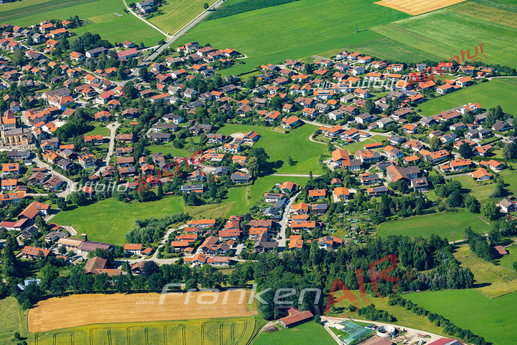 Aktuelles Luftbild von  Chieming - Die Luftaufnahme wurde 2022 mittels UL-Flugzeug erstellt ( keine Drohne ) - hochauflösende Kamera-Systeme von  Canon -Beste Qualität - Für grossformatige Ausdrucke geeignet. Die Geschenkidee !