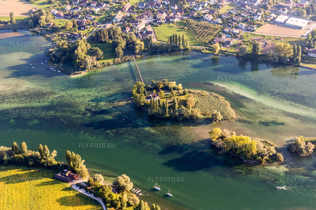 Vue aérienne: L'île de Werd, située sur les rives du Rhin à Stein am Rhein, dans le canton de Schaffhouse. à Eschenz dans le département Thurgovie, Suisse. Photo: IMG_094320.jpg prise le 27/08/2016 par Werner Riehm/FLY-FOTO.eu – Résolution de l'original: 5171 x 3447 px