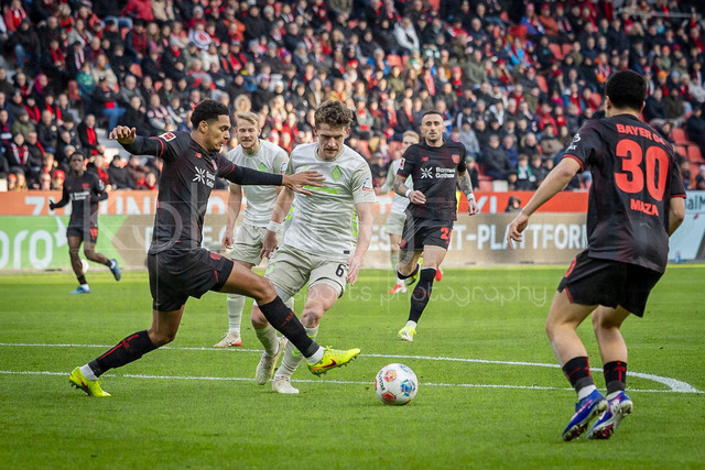 German Bundesliga, Bayer 04 Leverkusen vs. SV Werder Bremen, 24.01.2026 | LEVERKUSEN, GERMANY - JANUARY 24: Jarell Quansah (Bayer 04 Leverkusen, 4) is challenged by Jens Stage (SV Werder Bremen, 6) during the German Bundesliga match on gameday 19 between Bayer 04 Leverkusen vs. SV Werder Bremen at BayArena on January 24, 2026 in Leverkusen, Germany. DFL REGULATIONS PROHIBIT ANY USE OF PHOTOGRAPHS AS IMAGE SEQUENCES AND/OR QUASI-VIDEO.