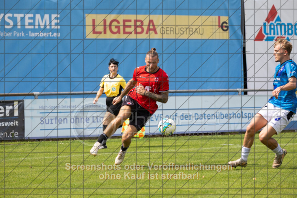 20250816_152126_0655 | #,1.Göppinger SV (rot) vs. FSV 08 Bietigheim-Bissingen (blau), Fußball, Oberliga BW, wfv, 03. Spieltag, Saison 2025/2026, Rasensportplatz Stadion SV Göppingen, Hohenstaufenstr. 116, 73033 Göppingen, 16.08.2025 - 14:00 Uhr,Foto: PhotoPeet-Sportfotografie/Peter Harich