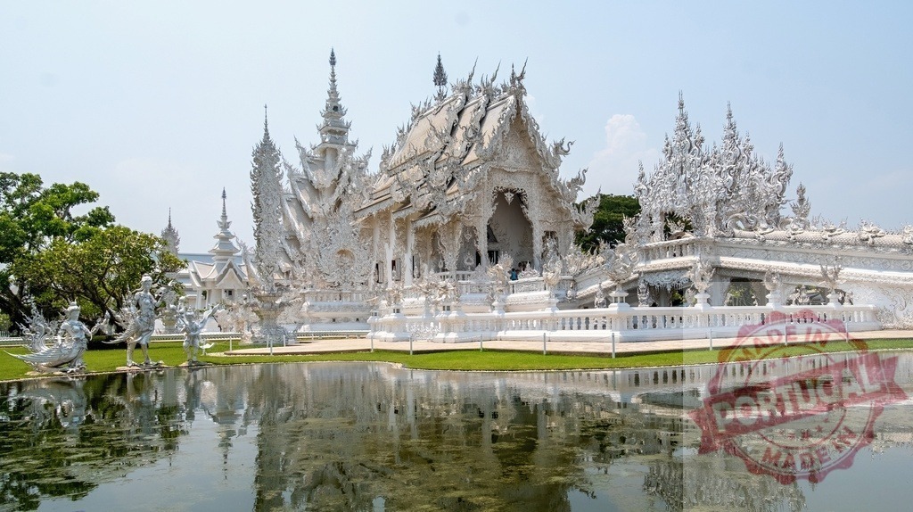 Wat Rong Khun, the white temple reflecting in the water pond, Chiang Rai, Thailand | Wat Rong Khun, better known as the White Temple, is reflecting on the surface of the water pond in Chiang Rai, Thailand - Realisiert mit Pictrs.com