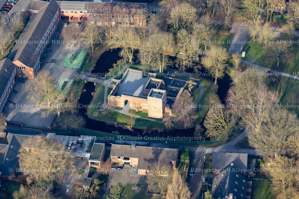 Luftbild Burg Huels Krefeld-8130 | Luftbildfotografie Ruine und Mauerreste der ehemaligen Burganlage " Hülser Burg " an der Straße Herrenweg in Hüls im Bundesland Nordrhein-Westfalen, Deutschland - Realisiert mit Pictrs.com