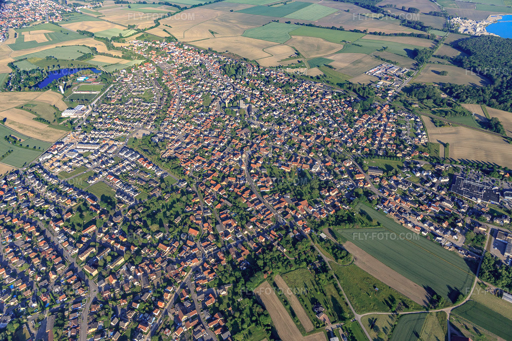Aerial view: View of the town from the east in Gambsheim in the state Bas-Rhin, France. – Photo: IMG_114996.jpg taken on 06/01/2019 by Werner Riehm/FLY-FOTO.com – Resolution of the original: 5472 x 3648 px