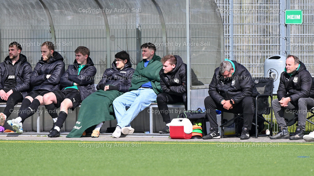 TSV Klausdorf (schwarz) vs Eckernförder SV (weiss) | Bediente Gesichter nach dem Treffer zum 0-3 bei den Klausdorfern um Trainer Dennis Trociewicz (Klausdorf ganz rechts) / Fußball-Landesliga Schleswig Männer 2025/2026 / TSV Klausdorf (schwarz) vs Eckernförder SV (weiss) / Kunstrasenplatz Klausdorf / Schwentinental / 04.04.26 - Realisiert mit Pictrs.com