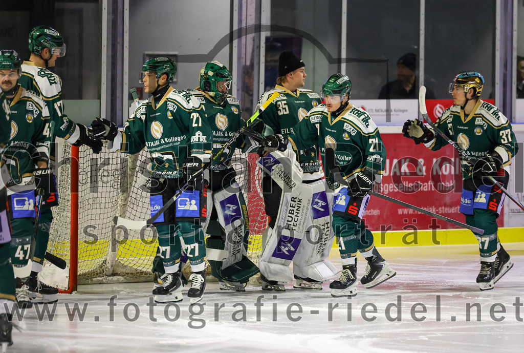2026-02-15_013_TSV_Erding_gegen_EC_Peiting | Erding, Deutschland, 15.02.2026:Eishockey, Oberliga Süd 2025 / 2026, 47. Spieltag, TSV Erding gegen EC Peiting, Endergebnis: 4:5Elia Ostwald (Erding Gladiators, #17), Mark Waldhausen (Erding Gladiators, #27), Torwart David Zabolotny (Erding Gladiators, #72), Torwart Niklas Schlammer (Erding Gladiators, #35), Erik Modlmayr (Erding Gladiators, #21), Thomas Matheson (Erding Gladiators, #37)Foto: Christian Riedel / fotografie-riedel.net