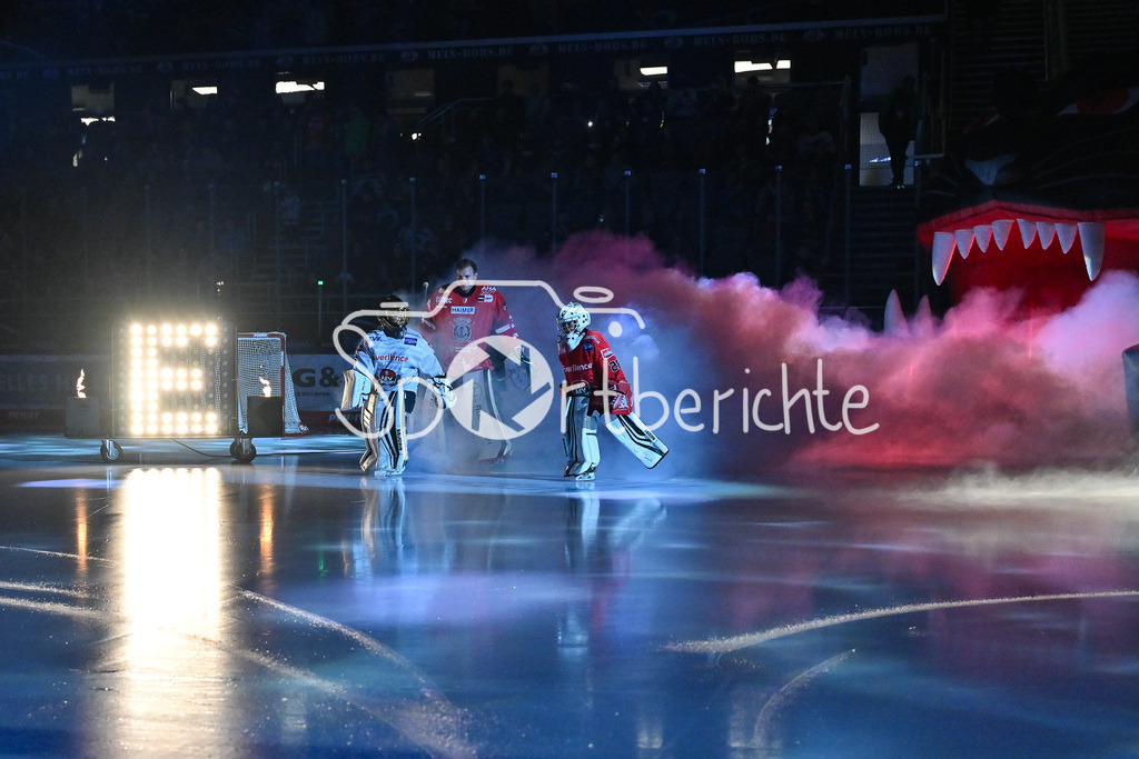 Augsburger Panther - Grizzlys Wolfsburg | Die Panther laufen zusammen mit der U9 auf das Eis / AEV / Augsburger EV / Symbolbild / DEL: Augsburger Panther - Grizzlys Wolfsburg; Curt Frenzel Stadion am 10.10.2025