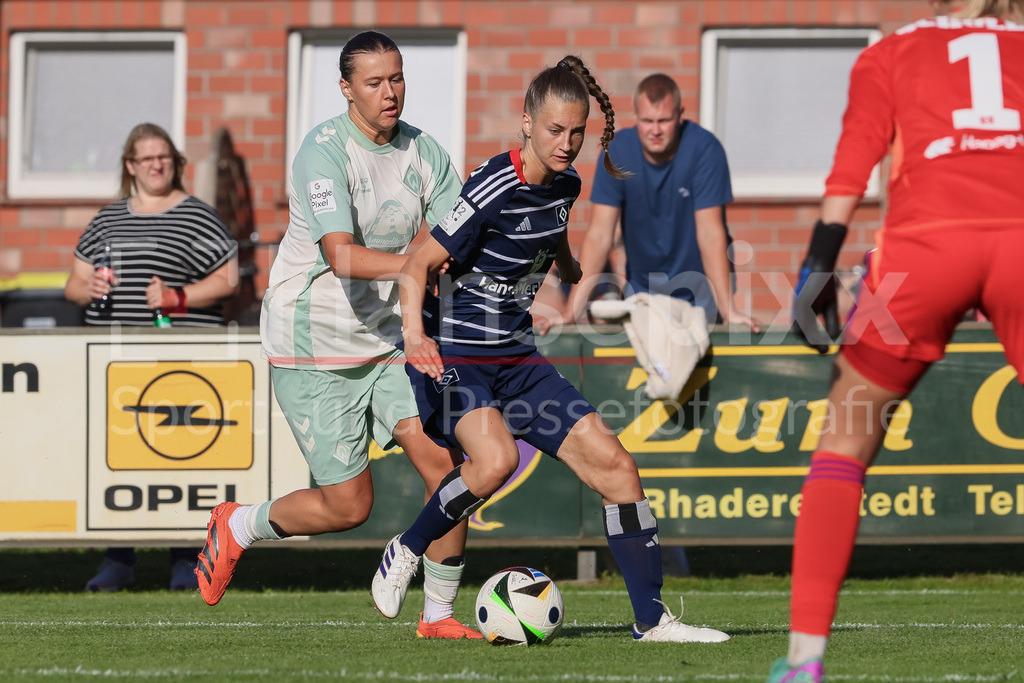 Fussball, Testspiel Frauen, Hamburger SV - SV Werder Bremen | v.li.: Larissa Mühlhaus (SV Werder Bremen, 7) und Emilia Hirche (Hamburger SV, 20) im Zweikampf, Duell, Dynamik, Aktion, Action, Spielszene