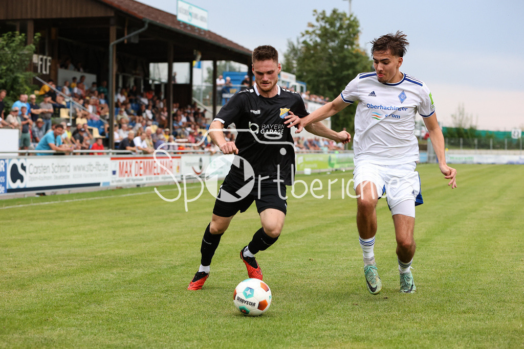 FC Pipinsried - FC Deisenhofen | im Duell Mario GOETZENDOERFER (FCP #6) und Stephan KOPP (FCD #20)  / Zweikampf