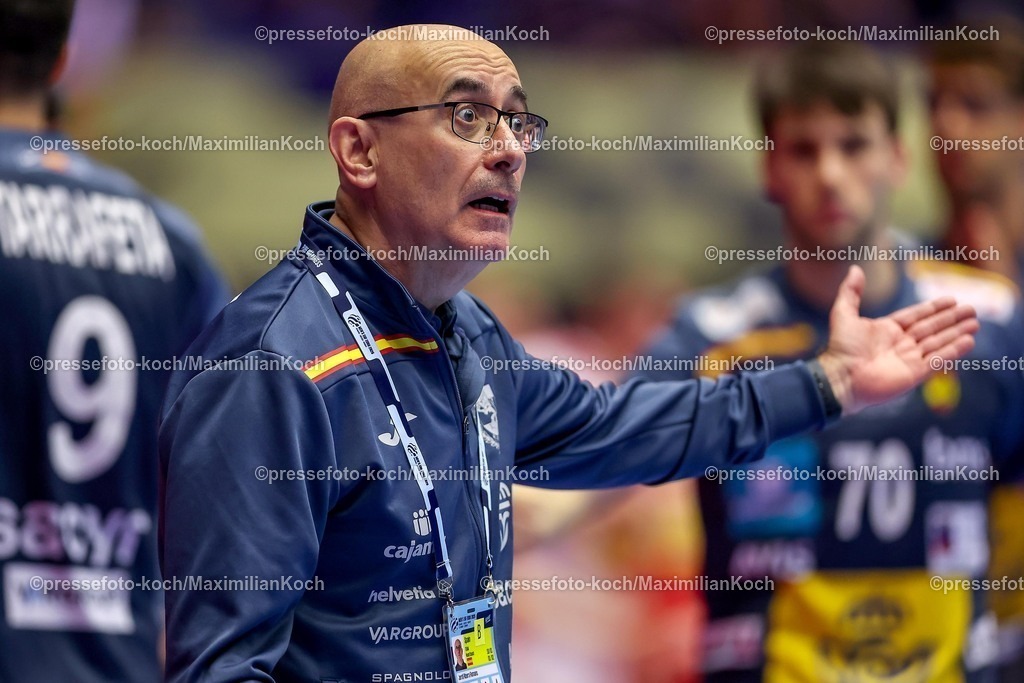 EHF17012601081 | 17.01.2026, Handball, Men's EHF EURO 2026, Österreich - Spanien, Jyske Bank Boxen in Herning, Dänemark, Preliminary Round: Headcoach Jordi Ribera Romans (Espania #hc) gestikulierend am Spielfeldrand  