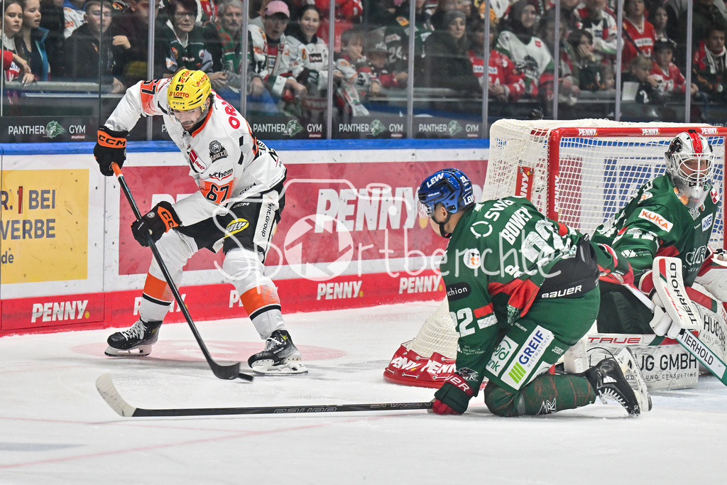 Augsburger Panther - Löwen Frankfurt | im Duell Matthew WEDMAN (Löwen Frankfurt 67) und Madison BOWEY (Augsburger Panther 22) beim match zwischen den Augsburger Panthern und den Löwen Frankfurt am 8. Spieltag der Penny DEL im Curt Frenzel Stadion am 19.10.2025