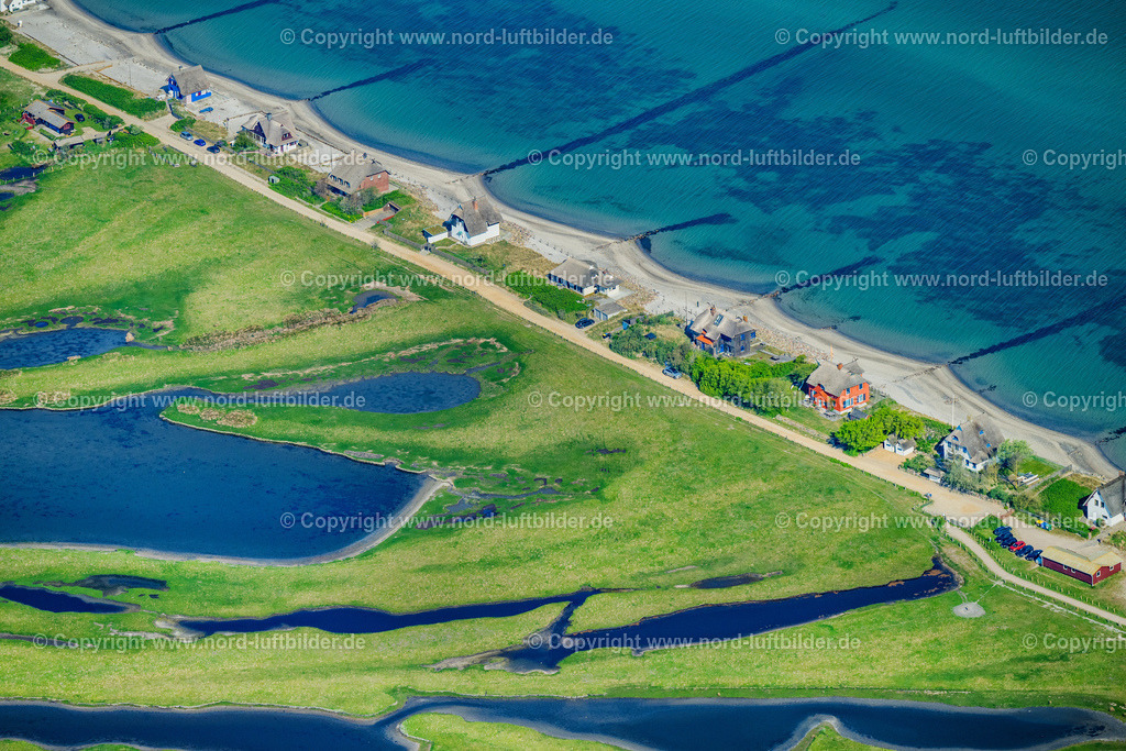 Heiligenhafen_Graswarder_ELS_2722140523 | HEILIGENHAFEN 14.05.2023 Küstenbereich mit sandiger Strand- und Gras- Landschaft der Halbinsel Graswarder-Heilgenhafen mit einigen Einfamilienhäusern in Großenbrode im Bundesland Schleswig-Holstein. Weiterführende Informationen bei: Stadt Heiligenhafen. // Coastal area of the peninsula Graswarder-Heilgenhafen with a few single- family houses at the beach in Grossenbrode in the state Schleswig-Holstein. Further information at: Stadt Heiligenhafen. Foto: Martin Elsen