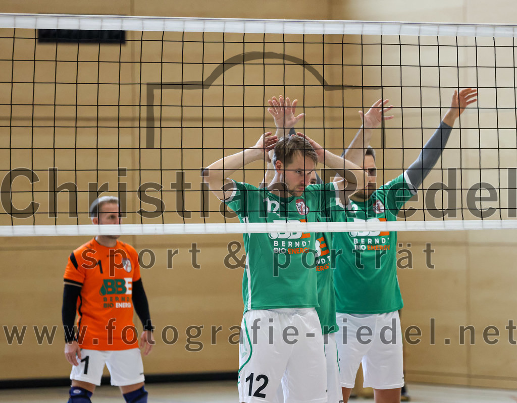 2022-11-12_071_TuS_Oberding_gegen_SC_Freising_II | Oberding, Deutschland, 12.11.2022:
Volleyball, Bezirksliga Ost 2022 / 2023, 7. Spieltag, TuS Oberding gegen MTV Pfaffenhofen II, Endergebnis: 3:2

Bernd Walter (TuS Oberding, #1), Carl Baucks (TuS Oberding, #12), Oliver Pelz (TuS Oberding, #6)

Foto: Christian Riedel / fotografie-riedel.net