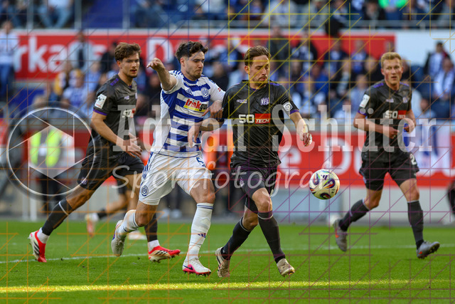 07.04.2026, GER, Fussball, Herren, 3. Liga, Saison 2025/2026, MSV Duisburg - VfL Osnabrück | Tobias Fleckstein (MSV Duisburg) und Jannik Müller (Osnabrück) im Kampf um den Ball 