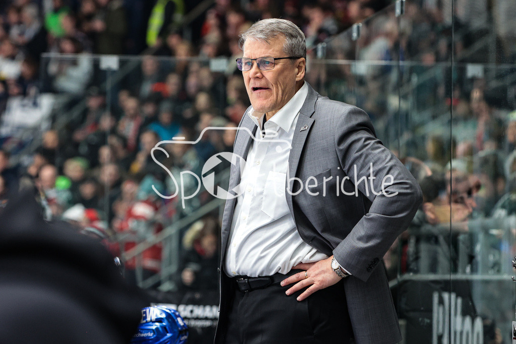 Augsburger Panther - EHC Red Bull Muenchen | Augsburgs neuer Trainer KAi SUIKKANEN in Aktion