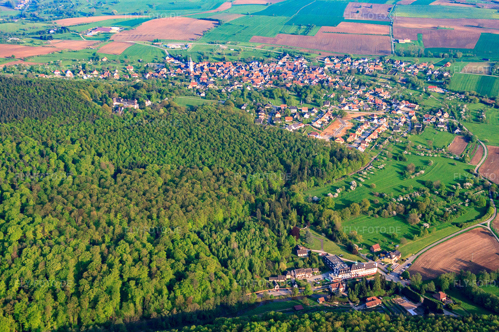 Luftbild: Ortsansicht aus Norden jenseits von Liebfrauenthal in Gœrsdorf im Bundesland Bas-Rhin in Frankreich. – Foto: IMG_56826.jpg vom 05.05.2013 durch Werner Riehm/FLY-FOTO.de – Auflösung des Originals: 4619 x 3079 px