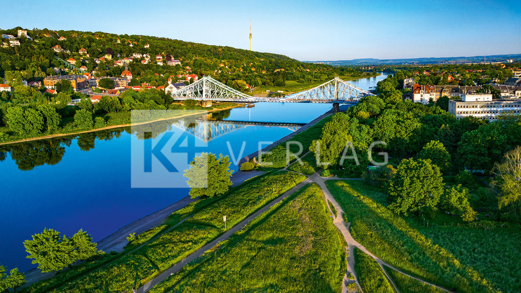 Panorama-Blaues-Wunder-Elbe-Luftbild-DJI_0252 | Wandbild Das Blaues Wunder über der Elbe verbindet die Stadtteile Loschwitz und Blasewitz - Realisiert mit Pictrs.com