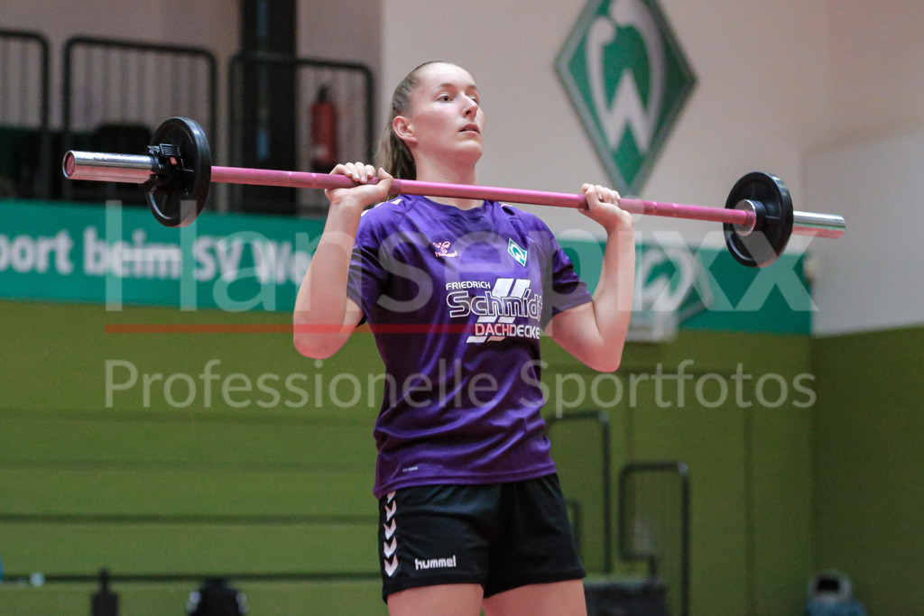 Handball, 2. Bundesliga Frauen, Training SV Werder Bremen | v.li.: Lara Niemann (SV Werder Bremen, 35) bei einer Übung, Trainingsübung