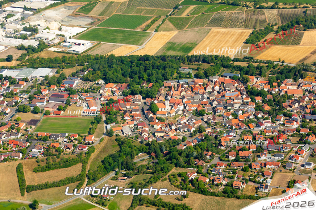 Das Luftbild zeigt :  Markt Einersheim - Die Luftaufnahme wurde 2023 vom UL-Flugzeug aus erstellt ( keine Drohne ) - Hochauflösende Luftaufnahme - Für grossformatige Ausdrucke geeignet. Die Geschenkidee !Mit Lizenz und Bildrechte bestellbar