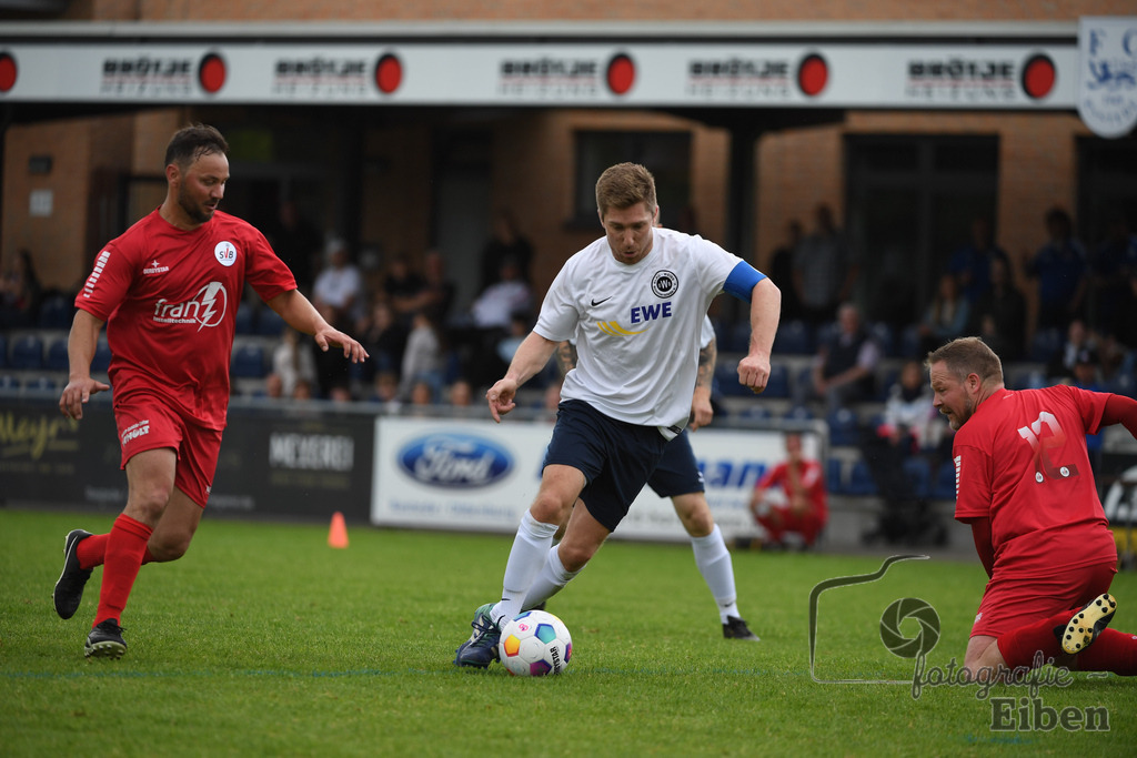 SV Brake Ü40-BW Bümmerstede (Ü40) | Kreispokal Finale Jade-Weser-Hunte Ü40; SV Brake Ü40 (rot)-BW Bümmerstede Ü40 (weiß) am 15.06.2025 in Rastede (Sportanlage Köttersweg), Photo: Philip Eiben 2025 - Realisiert mit Pictrs.com