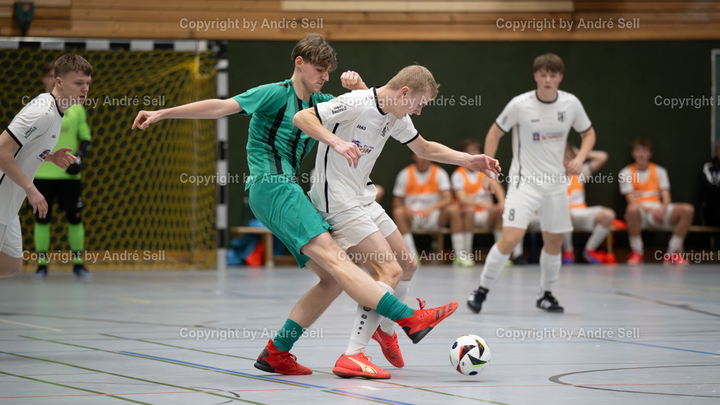 20250118_6905 | 21. A-Jugend-Turnier des VfR Neumünster um den KulturLokschuppen-Pokal 2025, VF 2 - Eckernförder SV (weiss) vs. TSV Klausdorf (grün), Jesper Grötzner (Eckernförde #5) / Momme Preuß (Klausdorf #20) - Realisiert mit Pictrs.com