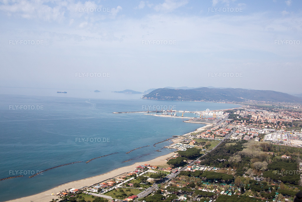 Luftbild: Ortsansicht in Avenza im Bundesland Toscana in Italien. Foto: IMG_087190.jpg vom 04.04.2016 durch Werner Riehm/FLY-FOTO.de