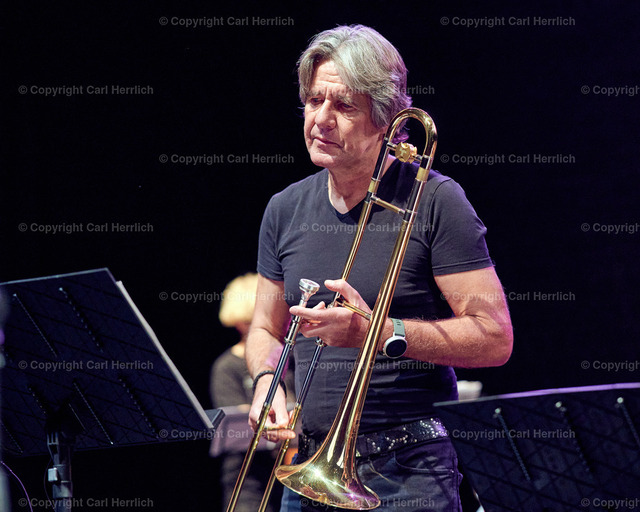 RMS JazzOrchester 29.9.22 Urania Theater | High End Portraits. Einzelportrait Paarportrait Gruppenportrait Künstlerportrait Bandportzait Bühnenfotografie Fashion Lifestyle Urbanlife  - Realisiert mit Pictrs.com