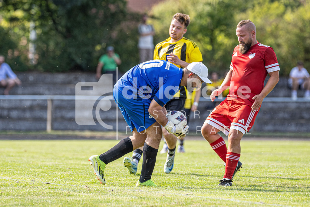 Stadensen - Ou-Midou_ Badr (nimmt Ball auf_ r. Marc Maaß) vs Wrestedt 090825 dlP | immodelaporte-sportfotos - Realisiert mit Pictrs.com