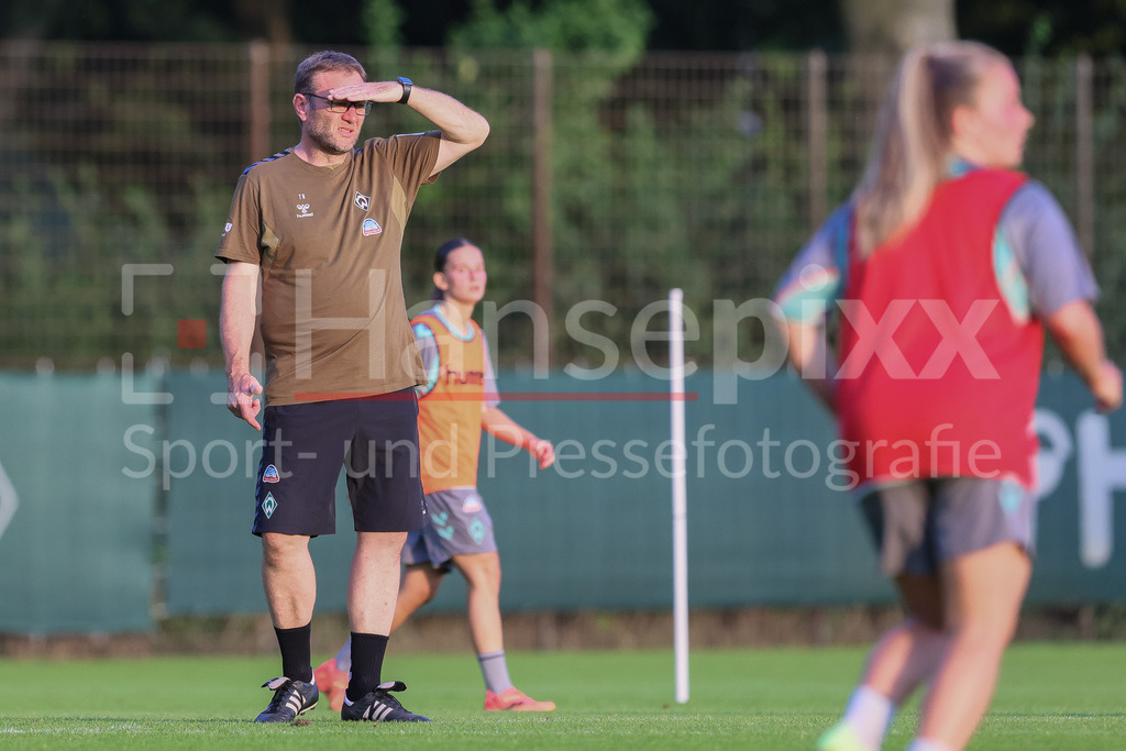 Fussball, Google Pixel Frauen-Bundesliga, Training SV Werder Bremen | v.li.: Thomas Horsch (Trainer, Cheftrainer, SV Werder Bremen) beobachtet eine Trainingsübung