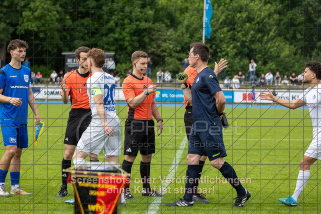 20250529_162824_0026 | #,  VfL Kirchheim (blau) vs. 1.FC Eislingen (weiß), Fußball, Bezirkspokal Finale - Bezirk Neckar/Fils, 2024/2025, Rasenplatz VfL Stadion Kirchheim, Jesinger Straße 105, 73230 Kirchheim, 29.05.2025 - 16:30 Uhr,Foto: PhotoPeet-Sportfotografie/Peter Harich