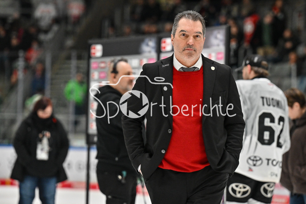 Augsburger Panther - Kölner Haie | Im Bild ein niedergeschlagener Larry MITCHELL Headcoach Augsburger Panther mit haengendem Kopf nach der Niederlage gegen Koeln / Einzelfoto / Freisteller / Traurig / Enttaeuscht / DEL: Augsburger Panther - Koelner Haie, Curt Frenzel Stadion am 02.03.2025