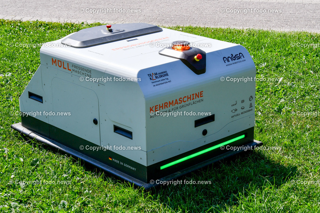 Deutschland_ Baden-Wuerttemberg_ Karlsruhe_ 21.08.2025-21 | 21.08.2025, Deutschland, GER, Baden-Wuerttemberg, Karlsruhe im Bild Themenbild, Karlsruhe, autonome Kehrmaschine, Gruenflaechen, Roboter, Reinigung, Rasenpflege, selbstfahrend, Umweltfreundlich, nachhaltige Technik, Smart City, Stadtpflege, Muellbeseitigung, automatisiert, technologische Innovation, oeffentliche Flaechen, Pflege, Sauberkeit, wartungsarm, Effizienz, Gruenanlagenpflege, Feature, Symbolbild