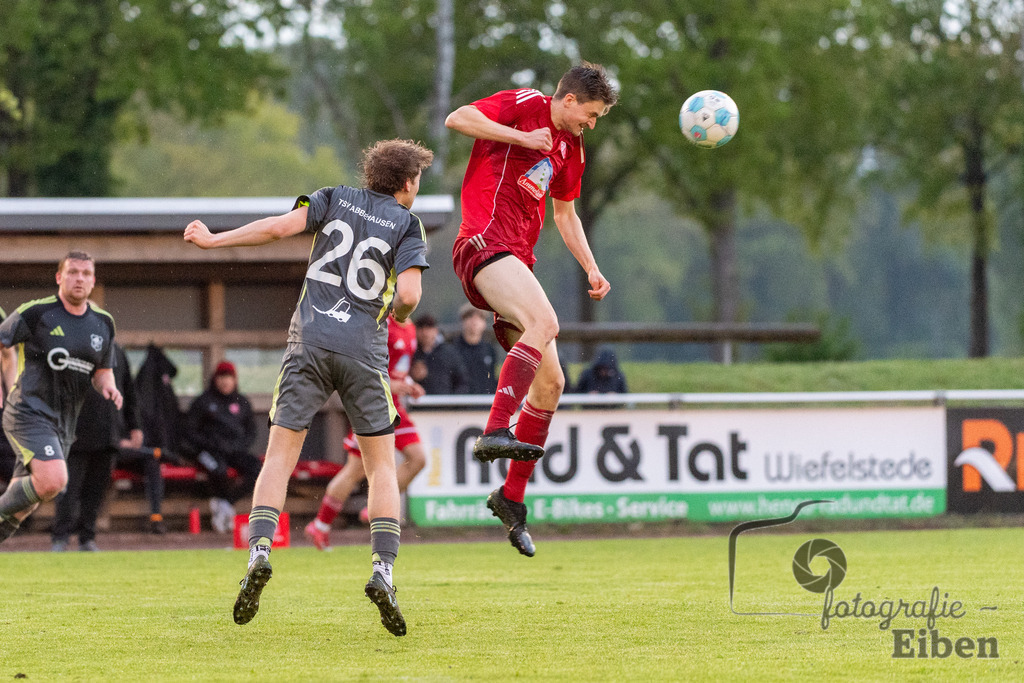 SV Eintracht Wiefelstede-TSV Abbehausen | Bezirksliga Herren; SV Eintracht Wiefelstede (rot)-TSV Abbehausen (grau) am 13.05.2026 in Wiefelstede (Sportanlage), Photo: Philip Eiben 2026 - Realisiert mit Pictrs.com