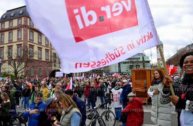 20230322-_D6H8923-verdi-streik-DA-HENFOTO | 22.03.2023 Warnstreik Demonstration Kundgebung mit über 2500 Teilnehmer:innen VERDI ver.di Vereinigte Dienstleistungsgewerkschaft auf Friedensplatz vor dem Residenzschloss für Lohnerhöhung mindestens 500 Euro Gehaltserhöhung mehr Lohn 10.5 Prozent Wertschätzung grosse Fahne (Foto: Peter Henrich) - Realisiert mit Pictrs.com