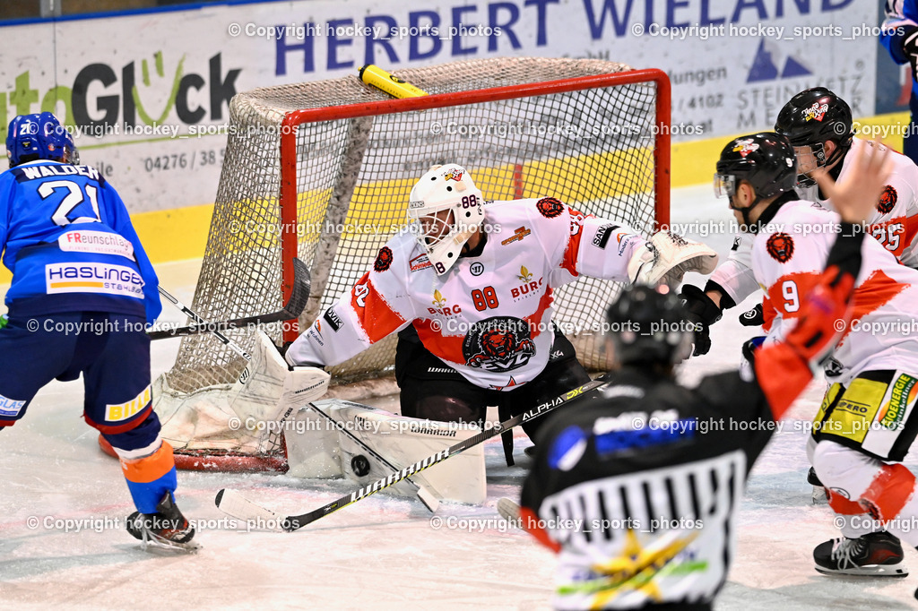 ESC SPARKASSE STEINDORF vs. EV ZELTWEG MURTAL LIONS | #21 Walder Patrik ESC Steindorf, #88 Mocher Paul EV ZELTWEG MURTAL LIONS, #9 Liebscher Bernhard EV ZELTWEG MURTAL LIONS, ESC SPARKASSE STEINDORF vs. EV ZELTWEG MURTAL LIONS, ESC SPARKASSE STEINDORF vs. EV ZELTWEG MURTAL LIONS am 27.12.2025 in Steindorf (Ossiachersee Halle), Austria, (Photo by Bernd Stefan)