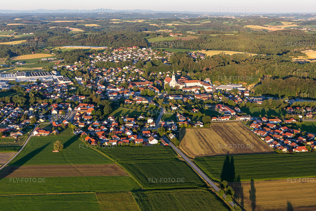 Luftbild:  im Ortsteil Sankt Peter in Aldersbach im Bundesland Bayern in Deutschland. – Foto: IMG_132897.jpg vom 02.07.2022 durch Werner Riehm/FLY-FOTO.de – Auflösung des Originals: 5472 x 3648 px – aldersbach.de