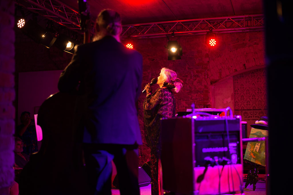 Konzert Dorit Gäbler | Dorit Gäbler im Forte Belvedere Leisnig zum Festival Hallo Leisnig 2022. - Realisiert mit Pictrs.com